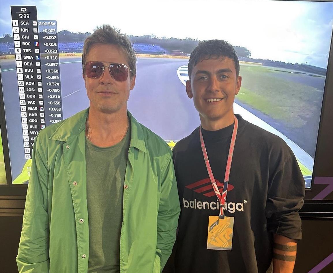 La foto de Brad Pitt y Dybala en la Fórmula 1 que revolucionó a las redes