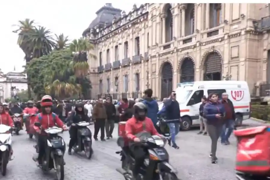 MISMO RECLAMO. Los cadetes también marcharon exigiendo seguridad. 