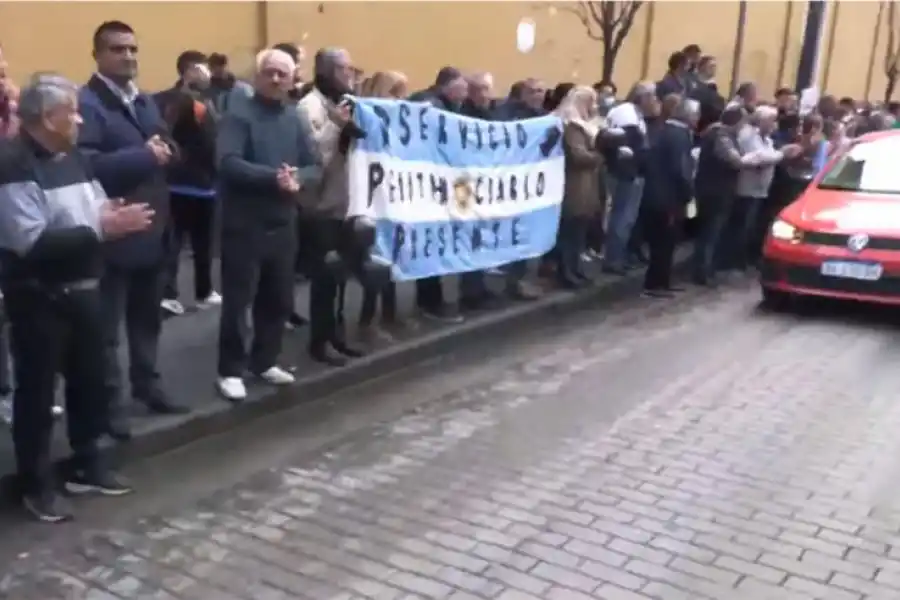 MIEMBROS DE LA FUERZA. El Servicio Penitenciario acompañó a la víctima.