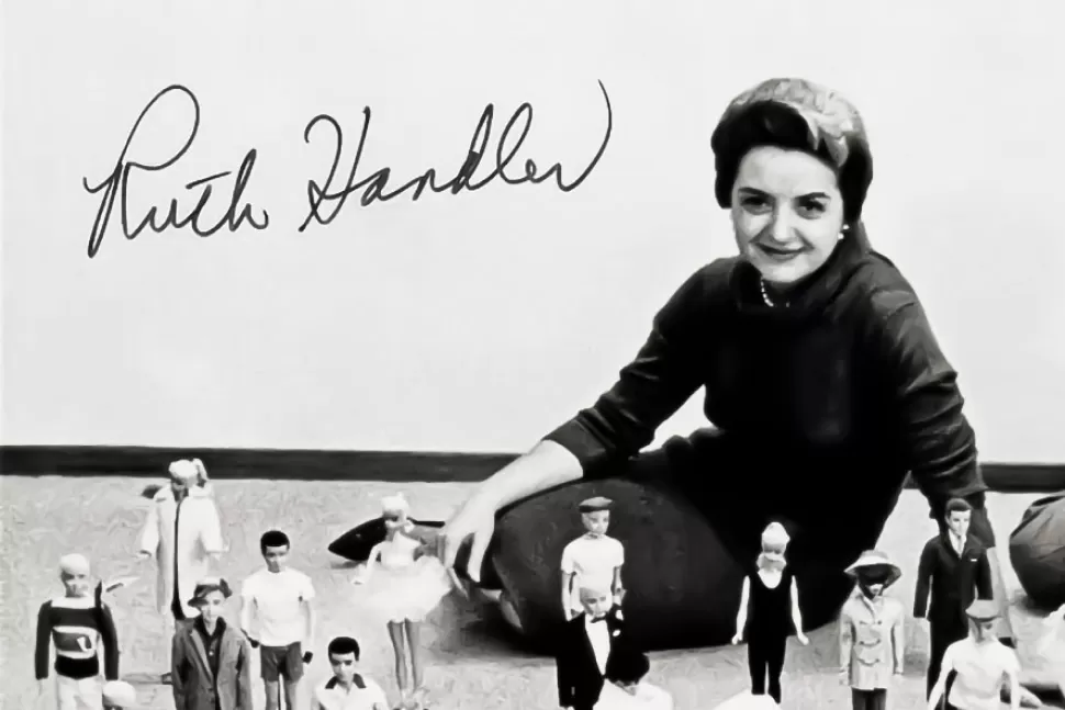 Ruth Handler, la creadora de Barbie, junto a una colección de muñecas.