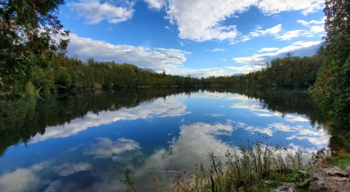 Vista desde adentro del lago Crawford
