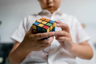 Misterio resuelto: cómo armar un cubo Rubik en simples pasos y con una canción