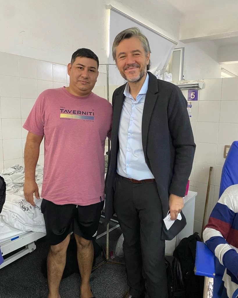 RÁPIDA RECUPERACIÓN. Carlos se pudo poner de pie horas después de la cirugía y agradeció al doctor Martin. fotos gentileza hospital padilla