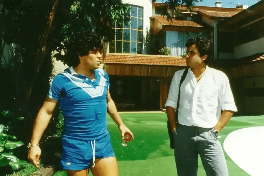 Maradona en el jardín de su casa en Villa Devoto