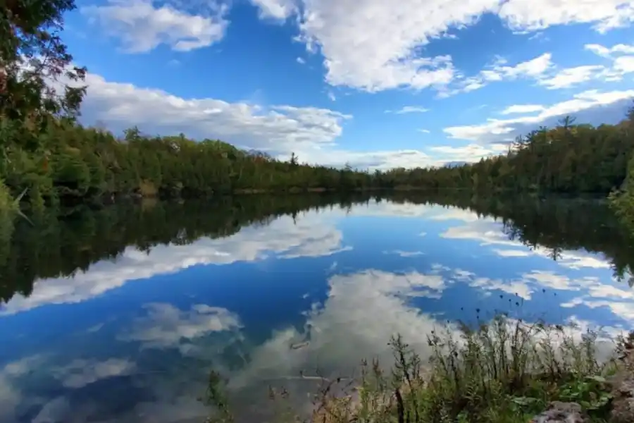 Vista desde adentro del lago Crawford