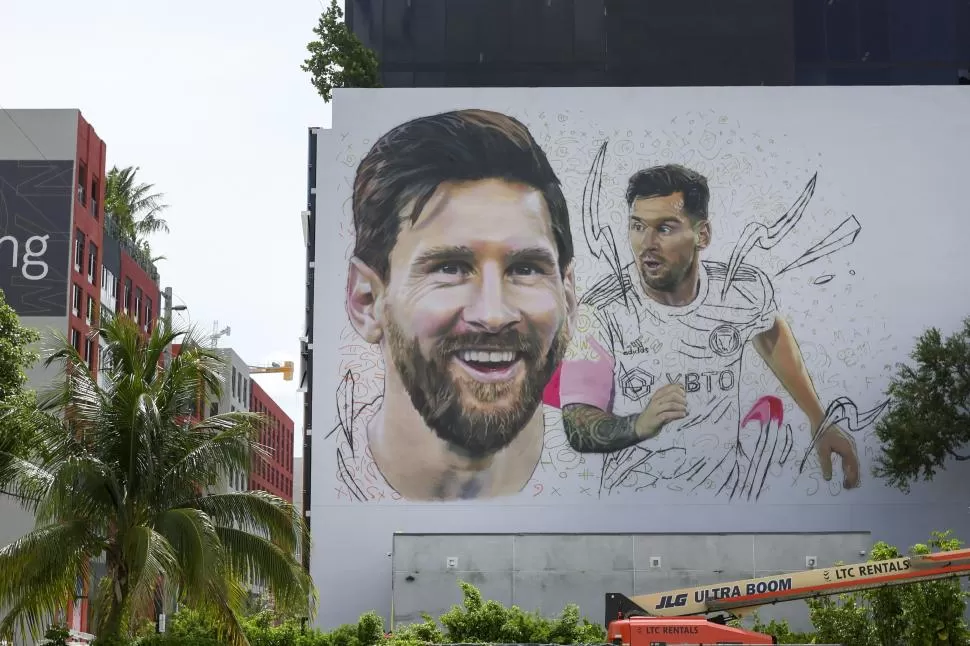 EL MÁS GRANDE. El mural de Messi mide 20 metros de alto por 40 de ancho. reuters