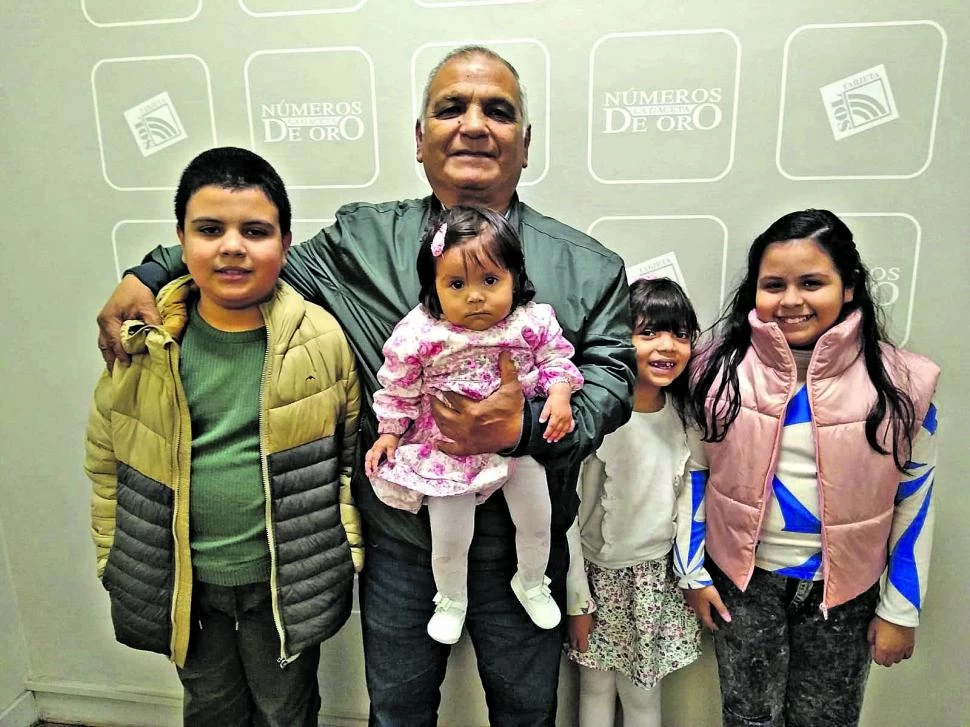 FELIZ. Rubén Ángel Arroyo visitó las oficinas de LA GACETA acompañado por sus cuatro nietos.   
