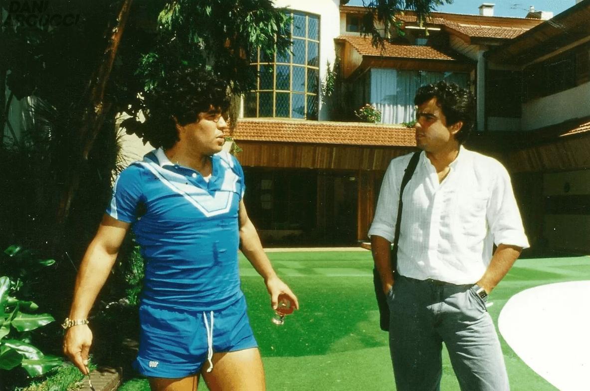Maradona en el jardín de su casa en Villa Devoto