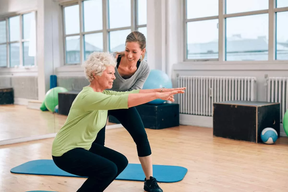 Estos cuatro ejercicios que puedes hacer en casa te ayudarán a tener una longevidad sin dolores