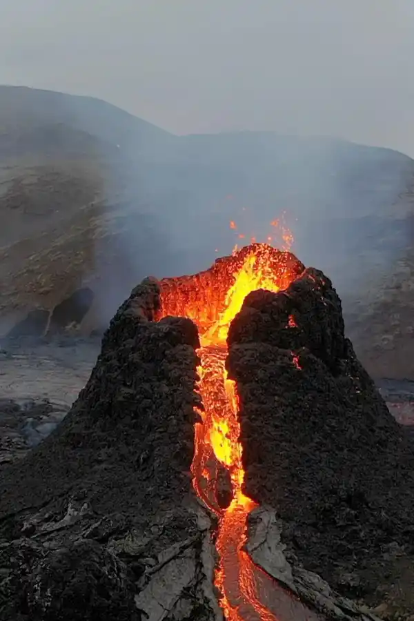 FUEGO EN ISLANDIA. El volcán Fagradalsfjall al suroeste de Reikjavik entró en erupción por tercera vez en los últimos tres años. 