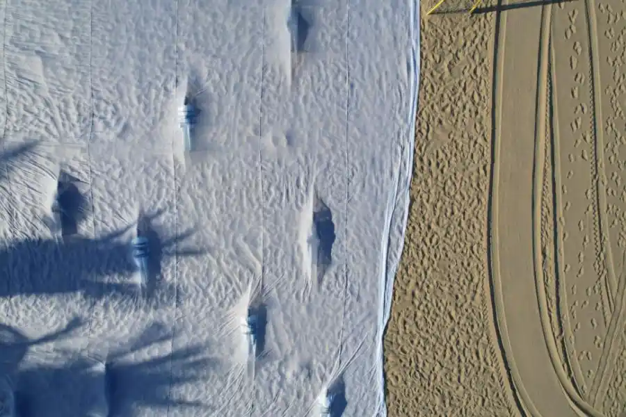 ARTE Y PROTESTA. Una muestra con maniquíes ocupó la playa de Copacabana, a 10 años de la desaparición del albañil Amarildo de Souza, detenido por la Unidad de Policía Pacificadora de la favela Rocinha, cuando regresaba a casa. El hecho sacudió a Brasil y mostró los abusos de la policía de Río de Janeiro.  