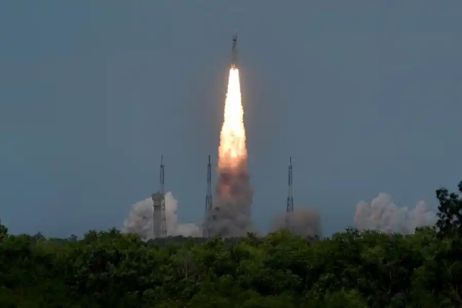 AL ESPACIO. La India lanzó la misión Chandrayaan 3 para aterrizar por primera vez en el polo sur de la Luna. 