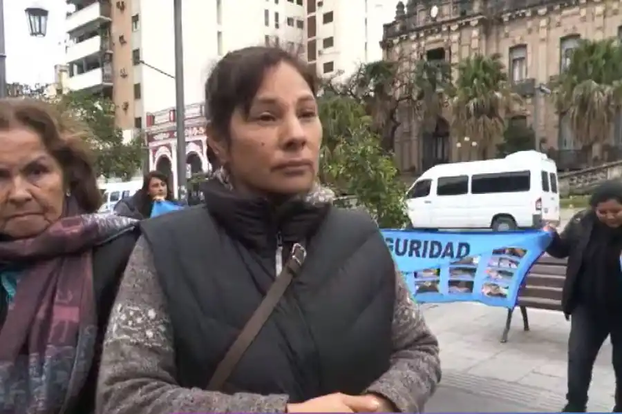 DE DUELO. Amigos y vecinos de Lazarte mostraron fotos del joven agente.