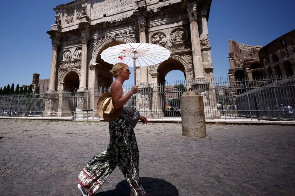 EUROPA BAJO FUEGO. Italia es uno de los países que soporta una ola de calor, con  temperaturas cercanas a los 40°C, que obligó a cerrar monumentos históricos al aire libre.
