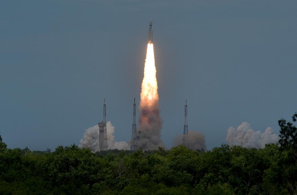 AL ESPACIO. La India lanzó la misión Chandrayaan 3 para aterrizar por primera vez en el polo sur de la Luna. 