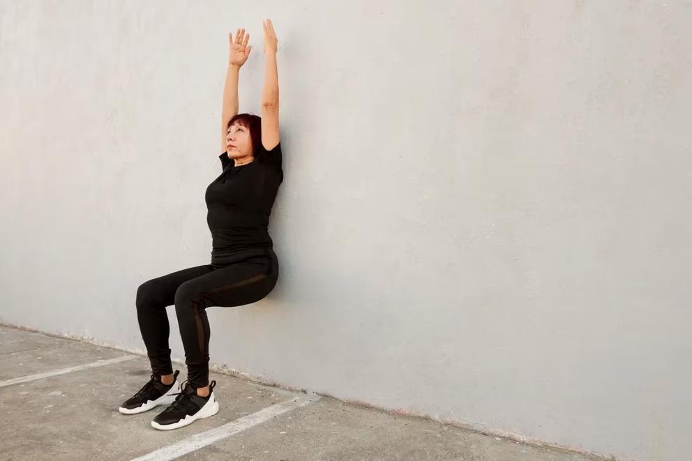 Estos cuatro ejercicios que puedes hacer en casa te ayudarán a tener una longevidad sin dolores