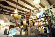 Se hizo cargo de su apellido; montó barras en fiestas y va por el primer bar oculto de Tucumán