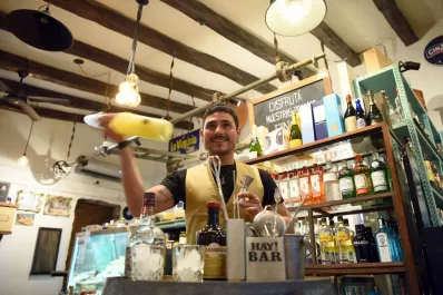 Se hizo cargo de su apellido; montó barras en fiestas y va por el primer bar oculto de Tucumán