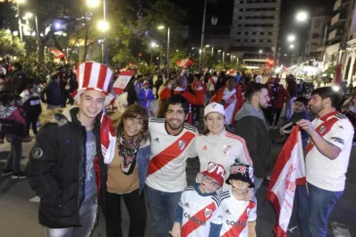 River campeón: la plaza Independencia se embanderó de rojiblanco