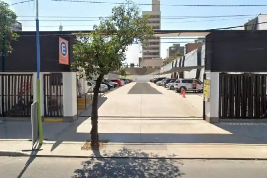 VERJAS Y PORTONES. Los detalles del art nouveau están presentes en varios espacios arquitectónicos de nuestra provincia. 