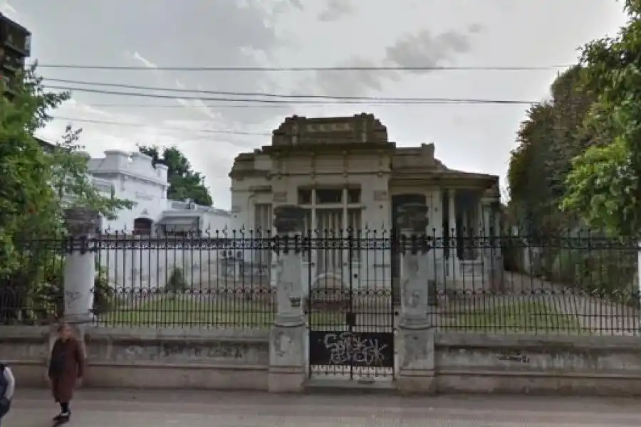 ARAÑAS Y PINTURAS. La decoración en las alturas del Salón Blanco de la Casa de Gobierno cuenta algunas historias sobre la independencia. 