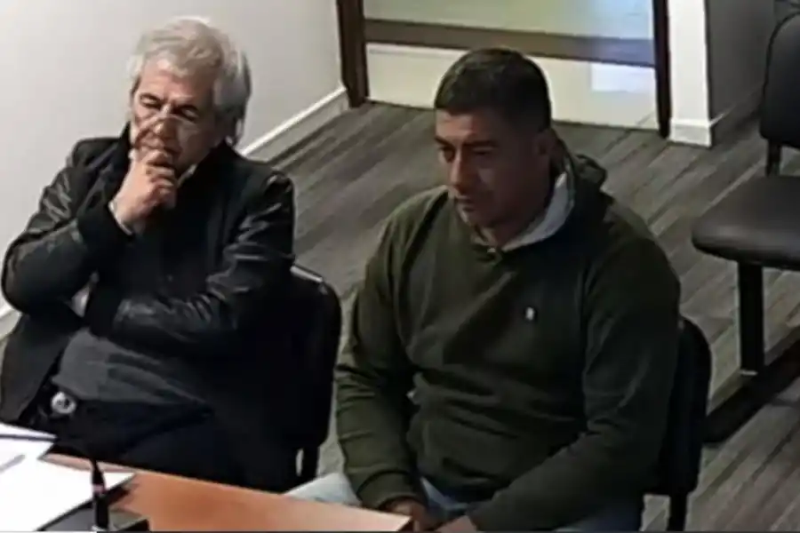 AUDIENCIA. Carlos Pérez a la derecha de su abogado, Manuel Pedernera.  