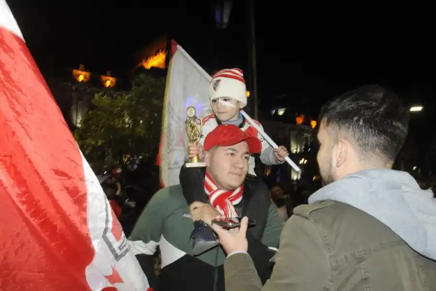 FELIZ. Nicolás Correa celebra un nuevo título, con su sobrino Lucas a turucuto.   