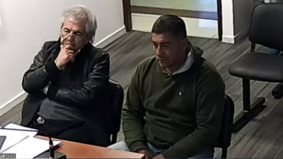 AUDIENCIA. Carlos Pérez a la derecha de su abogado, Manuel Pedernera.  