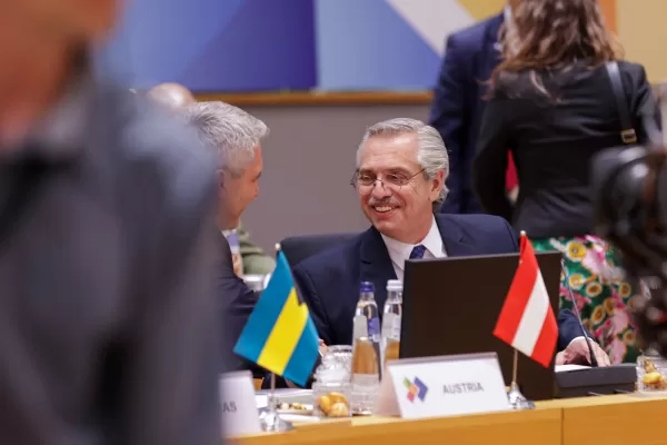 En Bruselas, el Presidente pidió un acuerdo comercial justo y equitativo y criticó al FMI
