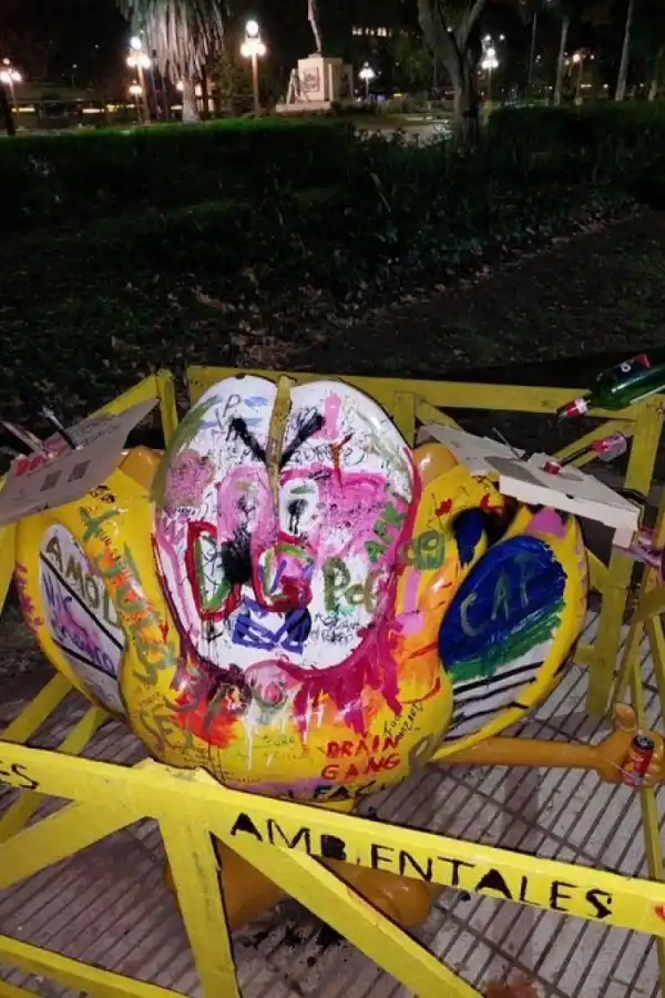 A pocas horas de ser inaugurada, otra vez vandalizaron la estatua de Gaturro.