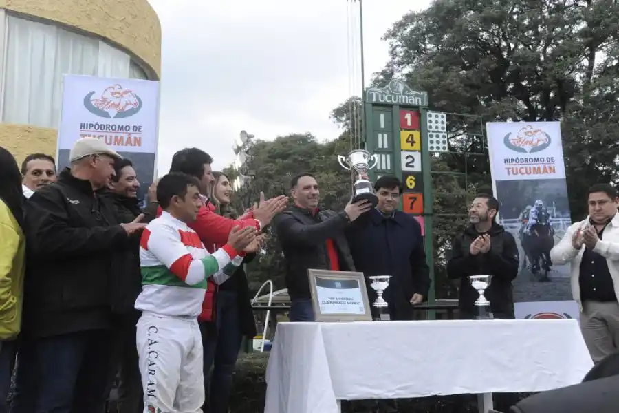 PREMIOS. Las autoridades de la Caja Popular de Ahorros entregaron las copas. la gaceta / foto de antonio ferroni 
