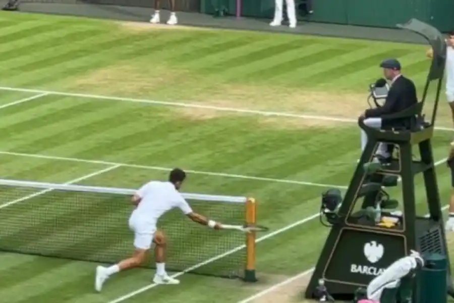 TRAICIONADO POR LOS NERVIOS. Djokovic había roto la raqueta, una señal de impotencia que derivó en derrota. Luego elogió a Alcaraz en su discurso. 