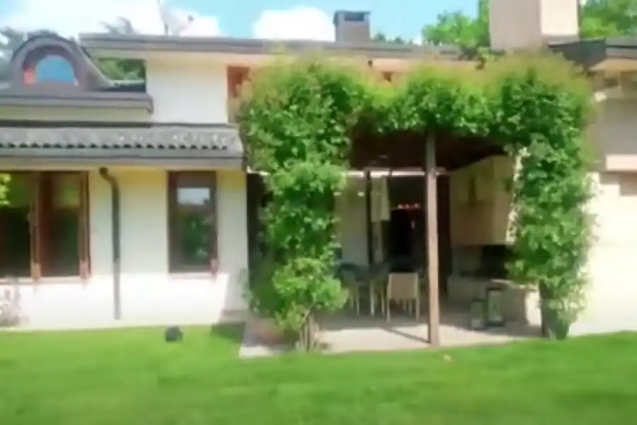 Enorme parquizado, habitaciones propias y un paisaje espectacular: así es la mansión de Oriana Sabatini y Paulo Dybala en Italia