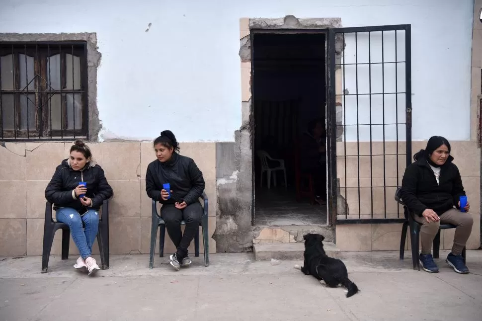 VELORIO. Familiares y vecinos de Jorge se acercaron al domicilio de su madre para despedirlo. 