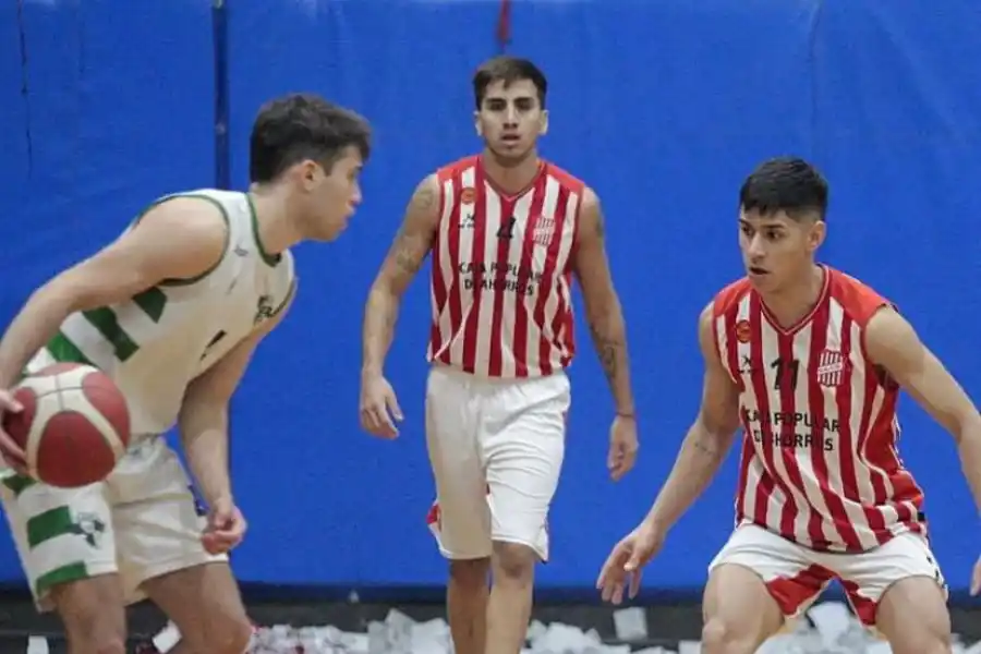 BUENA CONDUCCIÓN. Rodríguez maneja la bola ante Ignacio Palavecino.   