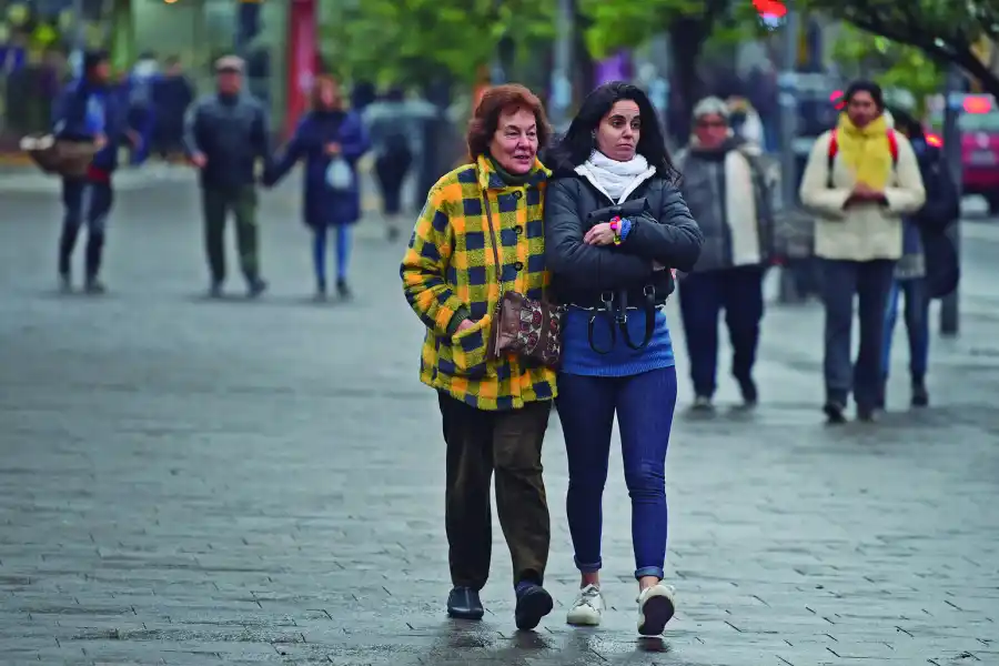 A PROTEGER LAS MANOS. Llevando la cartera, sin guantes, apenas a cubierto con las mangas.