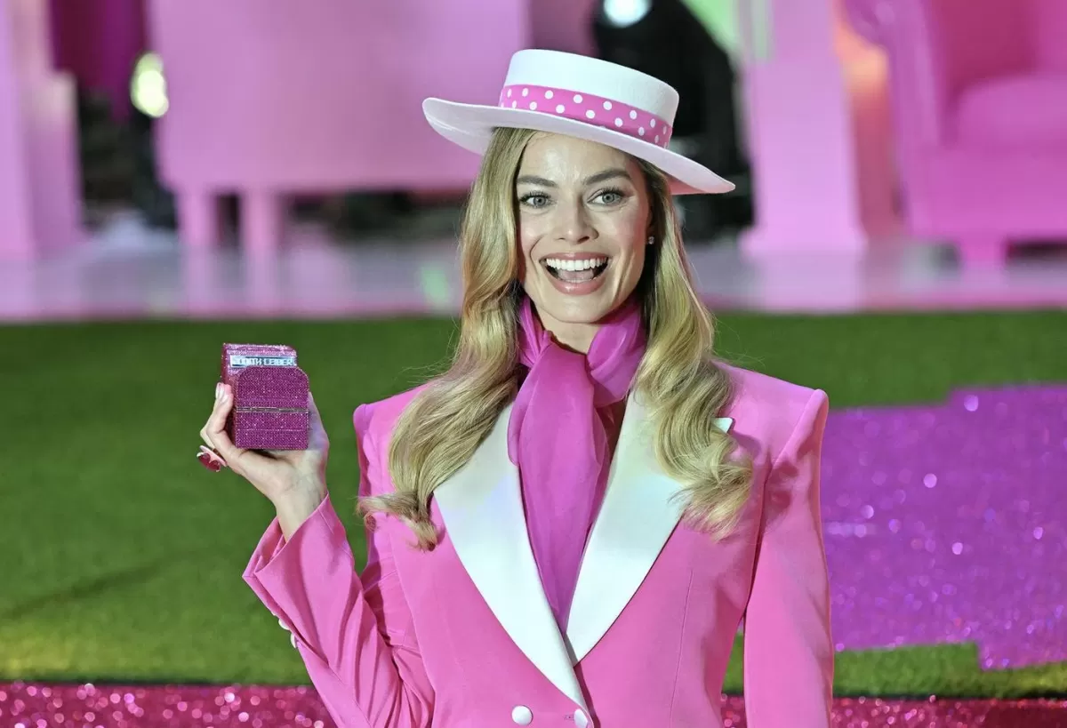 Margot Robbie interpreta a Barbie.