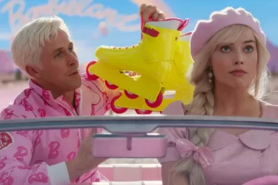 ¿La película de Barbie es apta para ver con niños menores?