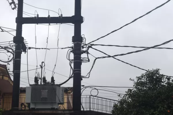 Intentó robar cables, causó una explosión y dejó sin luz al barrio
