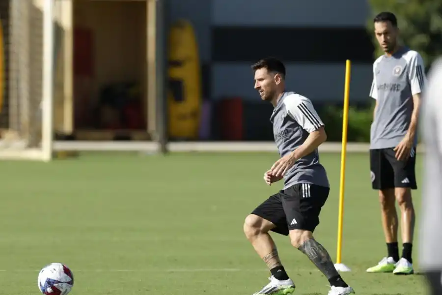 CONTROL. Ante la mirada de Busquets, Messi toma contacto con la pelota.