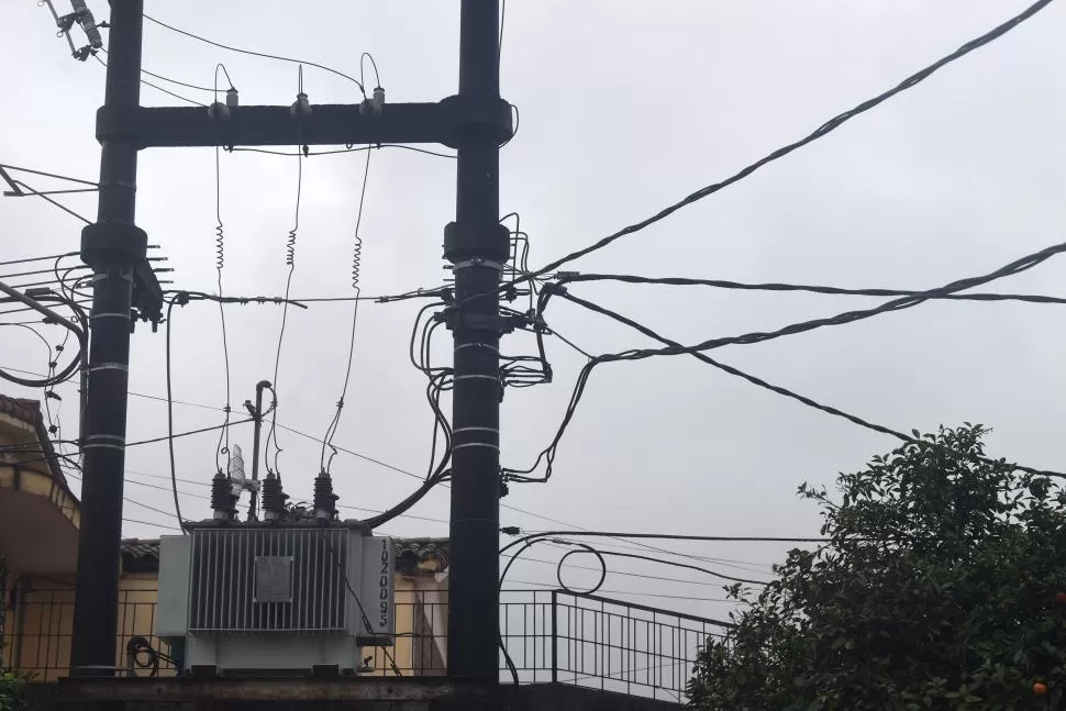 AFECTADOS. M.M.A. dejó sin luz durante más de cinco horas a tres manzanas del barrio El Chivero al intentar cortar los cables de un transformador LA GACETA / FOTO DE franco vera