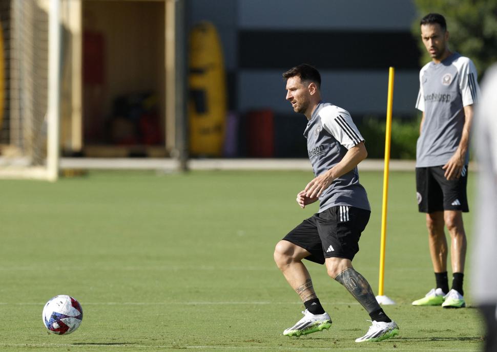 CONTROL. Ante la mirada de Busquets, Messi toma contacto con la pelota.