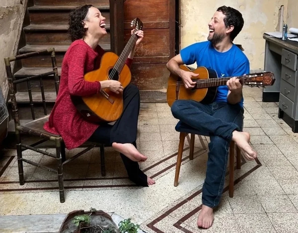 “DE VEZ EN CANTO”. Los cantautores Julia Castagnaro y Pablo Vainstein se presentarán en La Pajarera.