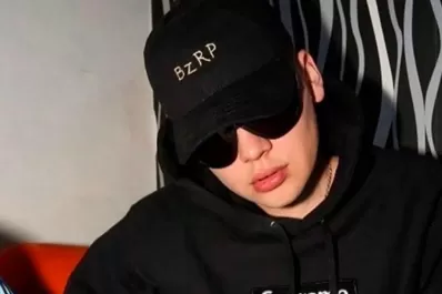 Bizarrap lanzó a la venta su icónica gorra: cuánto cuesta y dónde comprarla