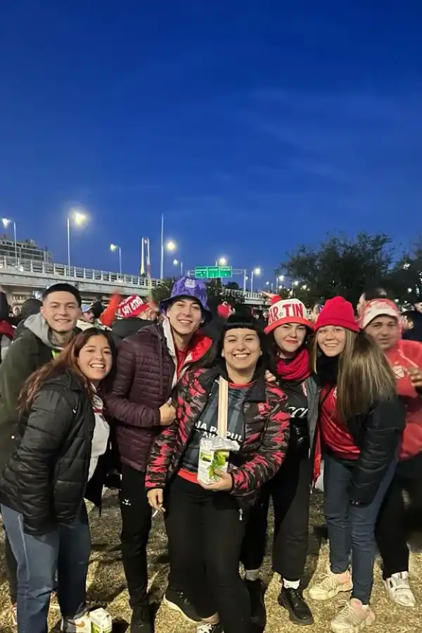 LLEGARON CON LO JUSTO. Al medio en la foto celebra Guadalupe Maza. 