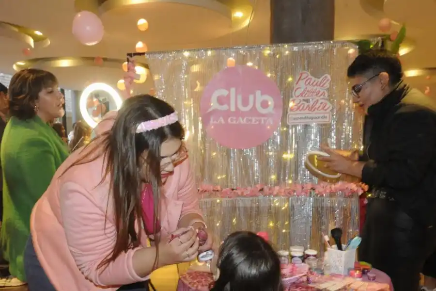 AL ENTRAR. La alegría colmó al público, abrumadoramente femenino, cuando llegó el momento de ver la película. 