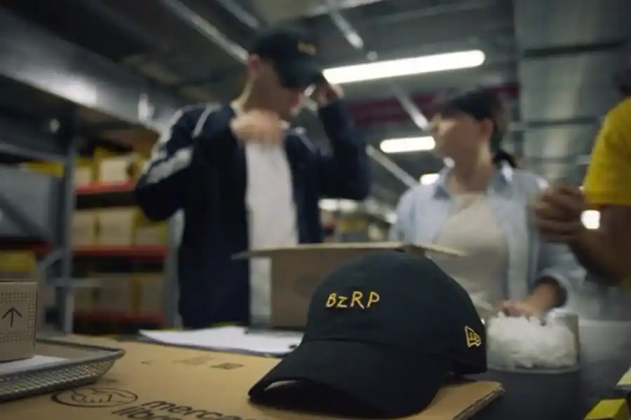 La icónica gorra de Bizarrap se vende en Mercado Libre
