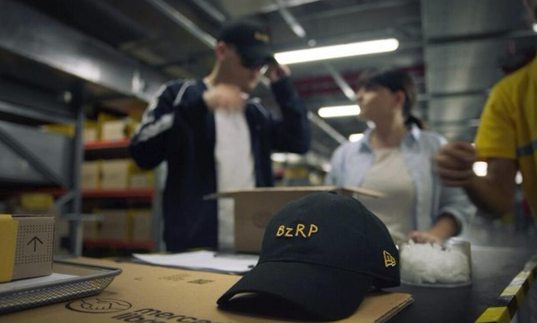 La icónica gorra de Bizarrap se vende en Mercado Libre