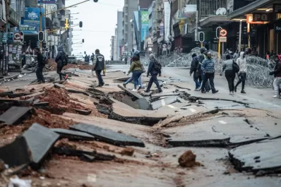 Video: impactante explosión de tuberías de gas en una avenida de Sudáfrica