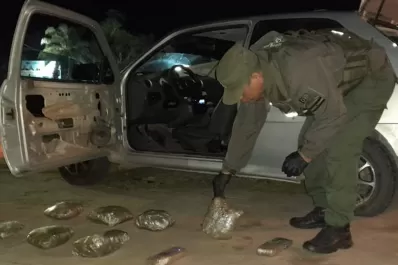 Llevaba marihuana oculta en las puertas de un auto, fue descubierto y terminó detenido